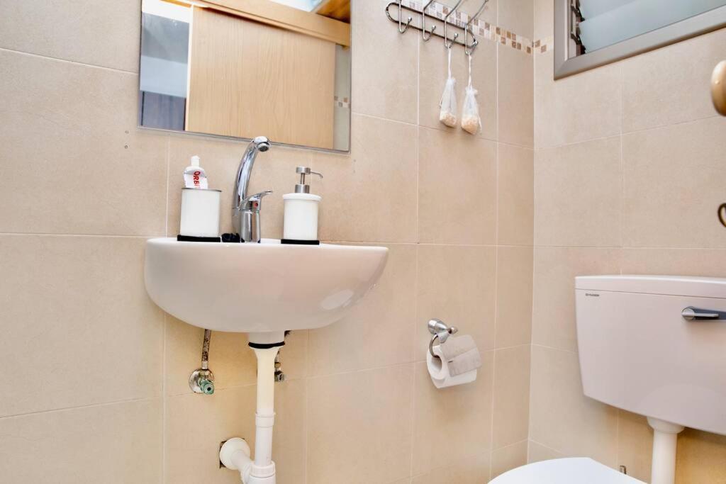 Homey Apartment Near The Beach Хадера Екстериор снимка