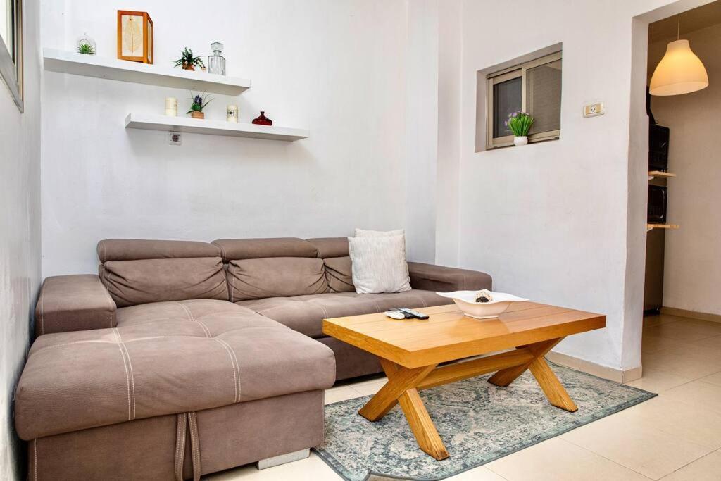 Homey Apartment Near The Beach Хадера Екстериор снимка