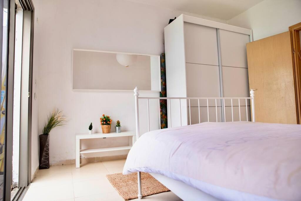 Homey Apartment Near The Beach Хадера Екстериор снимка